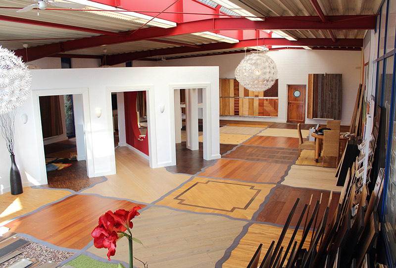 Ausstellungsraum von Fußbodentechnik Borgelt mit Bodenmustern und Beratungssituation