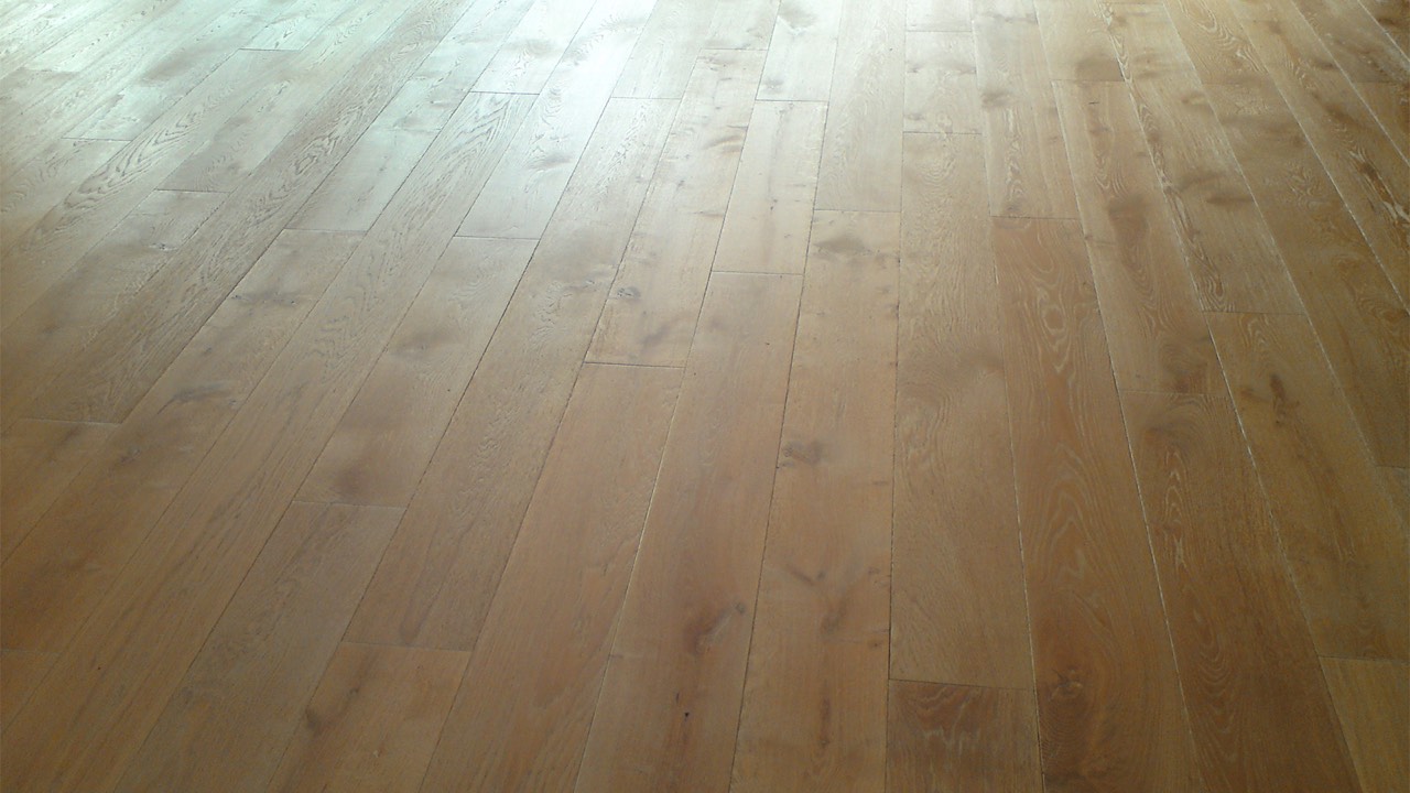 Wohnbereich mit neuem Echtholzboden im Bauernhaus in Bissendorf