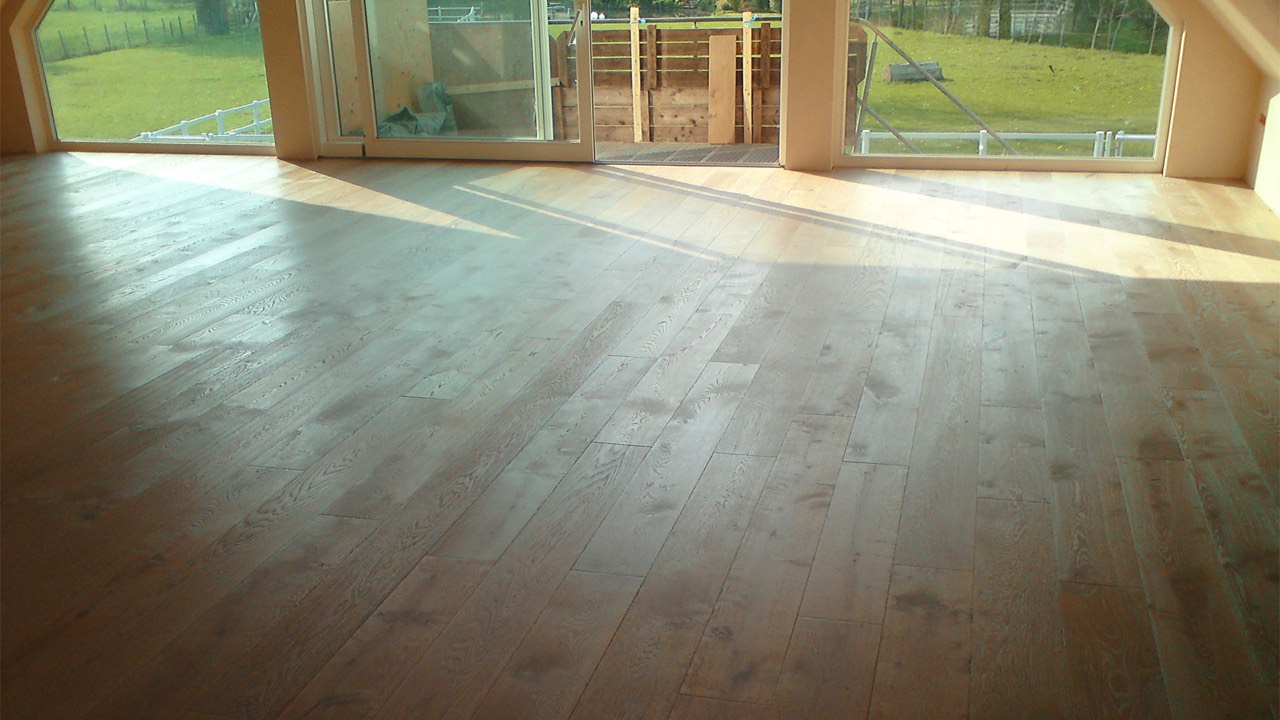 Übergang und Ausführung des Holzbodens im Bauernhaus in Bissendorf